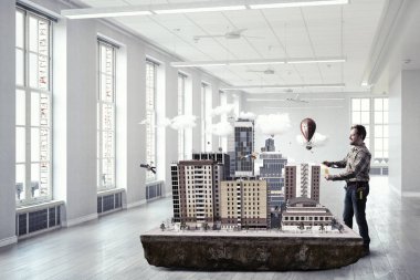 Yetişkin mühendis adam. Karma ortam. Karışık teknik