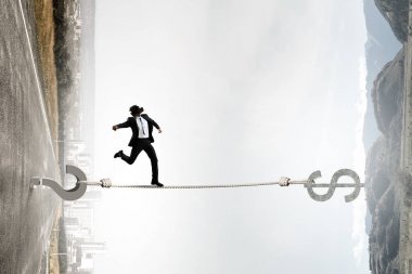 Sanal kask içinde adam. Karışık teknik