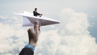 Gökyüzünde yüzen kadın havacı. Karışık teknik