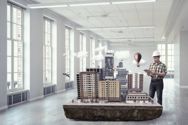 Genç bir mühendis adam. Karma ortam. Karışık teknik