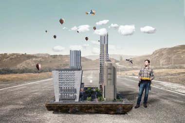 Yetişkin mühendis adam. Karma ortam. Karışık teknik