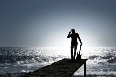 Zarif gitarist siluet. Karışık teknik