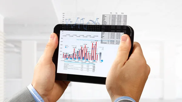 Tablet-PC in männlicher Hand. Gemischte Medien — Stockfoto
