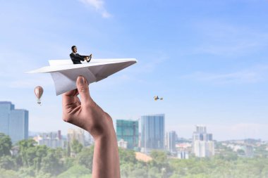 Gökyüzünde yüzen kadın havacı. Karışık teknik