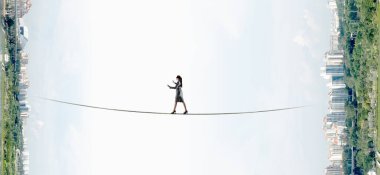 Blindfolded yürüyor. Karışık teknik