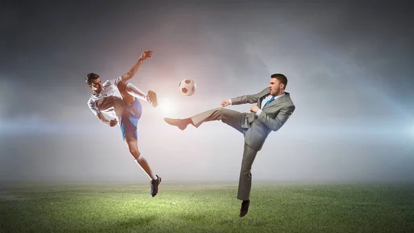サッカー プレーヤーがボールを蹴る。ミクスト メディア — ストック写真