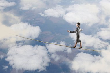 Blindfolded yürüyor. Karışık teknik