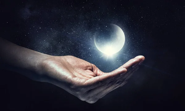 Hold a kezében a bolygó. Vegyes technika — Stock Fotó