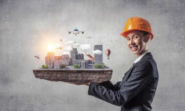 Kadın sunan inşaat modeli. Karışık teknik