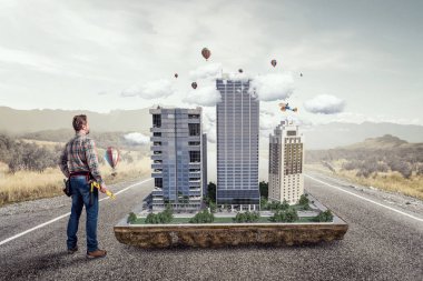 Yetişkin mühendis adam. Karma ortam. Karışık teknik