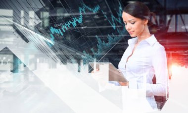 Tablet üzerinde çalışan çekici iş kadını. Karışık teknik