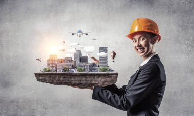 Kadın sunan inşaat modeli. Karışık teknik