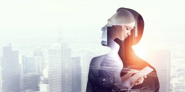 Tablet üzerinde çalışan çekici iş kadını. Karışık teknik