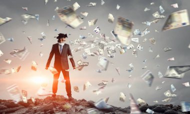 Sanal kask içinde adam. Karışık teknik