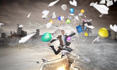 İşadamı derin ara üstesinden gelmek için çalışıyoruz. Karışık teknik