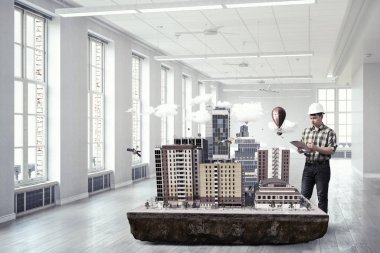 Genç bir mühendis adam. Karma ortam. Karışık teknik