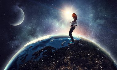 Genç kız kaykay binmek. Karışık teknik