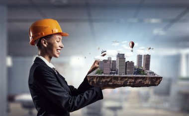 Kadın sunan inşaat modeli. Karışık teknik