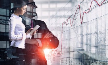 Tablet üzerinde çalışan çekici iş kadını. Karışık teknik