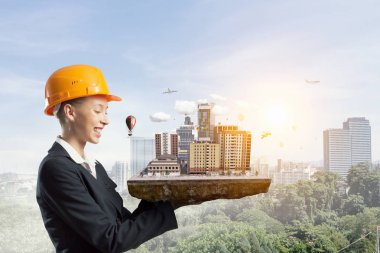 Kadın sunan inşaat modeli. Karışık teknik