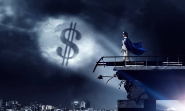 Güçlü ve kuvvetli süper kahraman. Karışık teknik