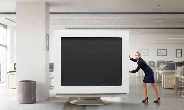 Secretaria y gran monitor de computadora. Medios mixtos — Foto de Stock