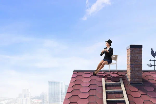 Mujer banquera en la cima de la casa. Medios mixtos —  Fotos de Stock