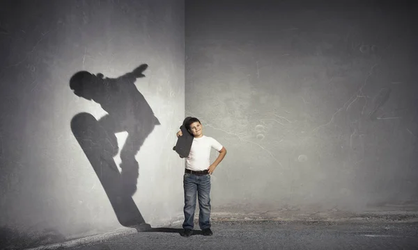 Enfant rêvant de faire du snowboard. Techniques mixtes — Photo