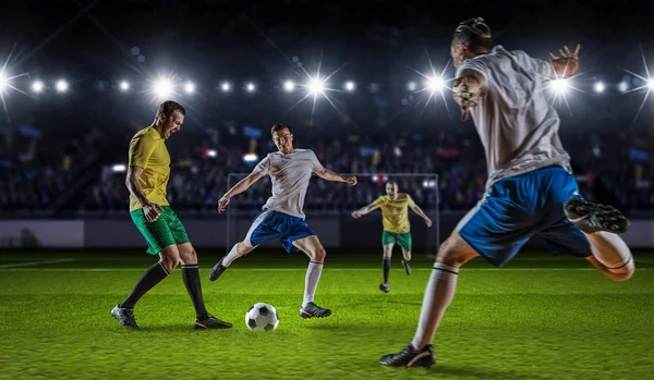 Momentos calientes del partido de fútbol. Medios mixtos — Foto de Stock