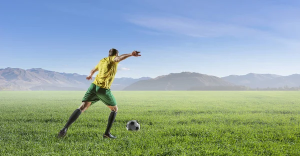 Açık havada futbolcu. Karışık teknik — Stok fotoğraf