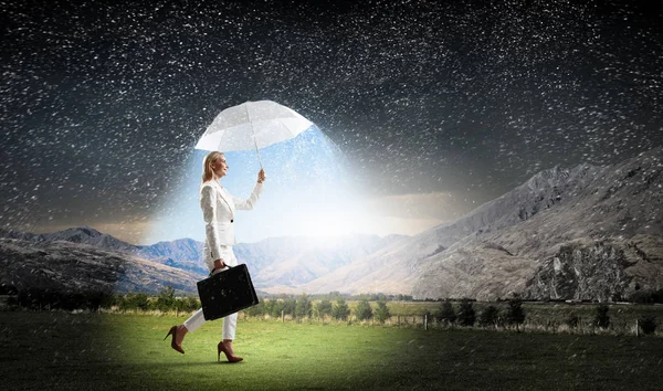 Geschäftsfrau mit weißem Regenschirm. Gemischte Medien — Stockfoto