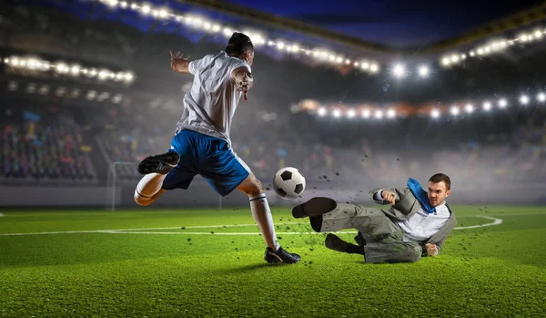 Saldırıda futbolcu. Karışık teknik — Stok fotoğraf