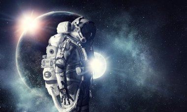 Astronot uzayda. Karma ortam. Karışık teknik
