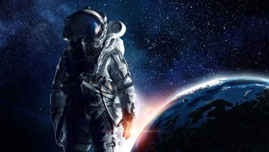 Astronot uzayda. Karma ortam. Karışık teknik