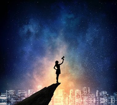 Yıldızlı gökyüzü karşı iş kadını. Karma ortam. Karışık teknik