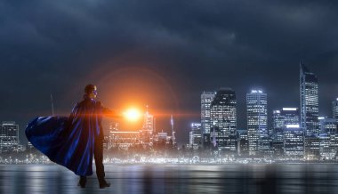 Süper becerileri ile çalışan. Karışık teknik