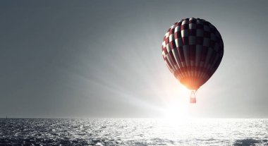 Aerostat bulutların üzerinde uçuyor. Karışık teknik