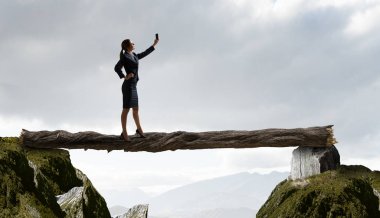 Kadın inanılmaz selfie yapıyor. Karışık teknik
