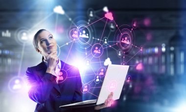 Dizüstü elinde olan kadın. Karma ortam. Karışık teknik