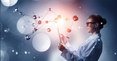 Bilim adamı kadın araştırma yapıyor. Karma ortam. Karışık teknik