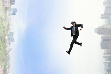 Sanal kask içinde adam. Karışık teknik