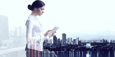 Tablet üzerinde çalışan çekici iş kadını. Karışık teknik