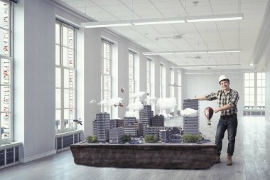 Genç bir mühendis adam. Karma ortam. Karışık teknik