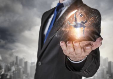 Futbol oyuncu tekme topu. Karışık teknik