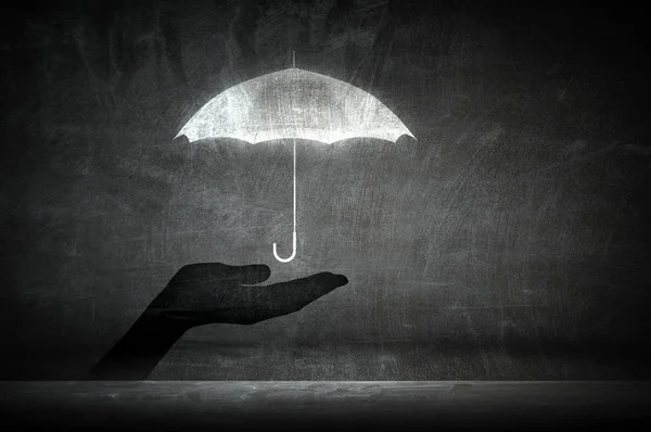 Regenschirm-Symbol in der Handfläche. Gemischte Medien — Stockfoto