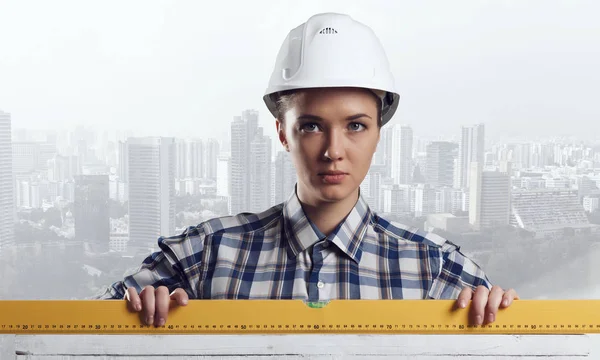 Builder kvinna att vidta åtgärder. Mixed media. Mixed media — Stockfoto
