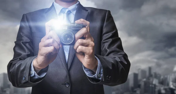 Hombre con cámara en las manos. Medios mixtos — Foto de Stock