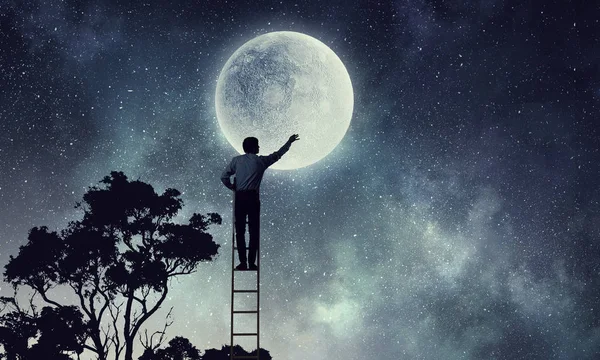 Männer, die Mond bekommen. Gemischte Medien — Stockfoto