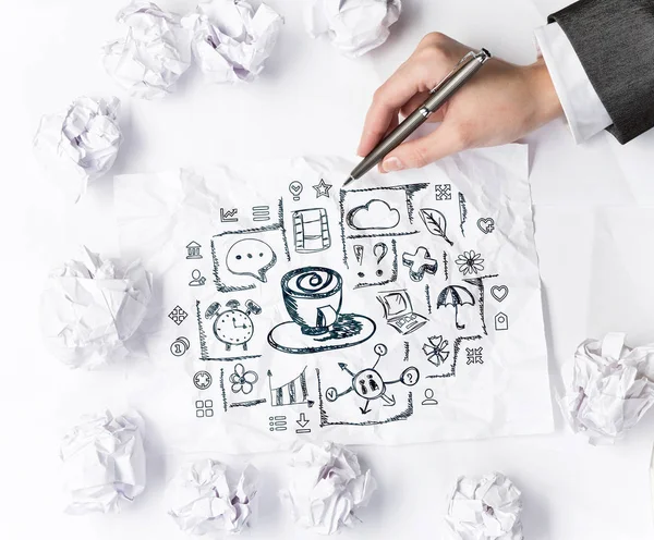 Mujer dibujando ideas en hoja de papel. Medios mixtos — Foto de Stock