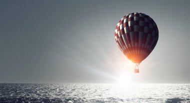 Aerostat bulutların üzerinde uçuyor. Karışık teknik